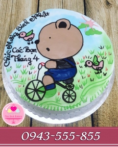 Bánh kem tặng bé gấu đi xe đạp trên đồng cỏ xanh