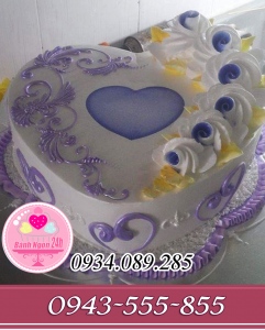 Bánh trái tim họa tiết tím trang trí hoa kem tươi