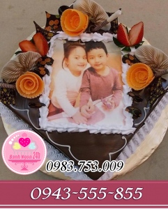 Bánh sinh nhật in ảnh cắm hoa sô cô la