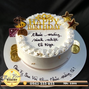 Bánh kem xoáy hoa cắm chữ HPBD mừng sinh nhật cô Nga