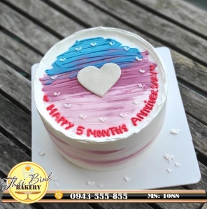 Bánh kem sắc màu cắm tim mặt bánh tặng bạn