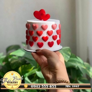 Bánh kem cắm tim đỏ sang trọng tặng bạn