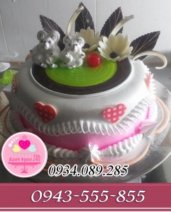 Bánh kem đổ mứt dứa trang trí tông hồng cắm hoa socola